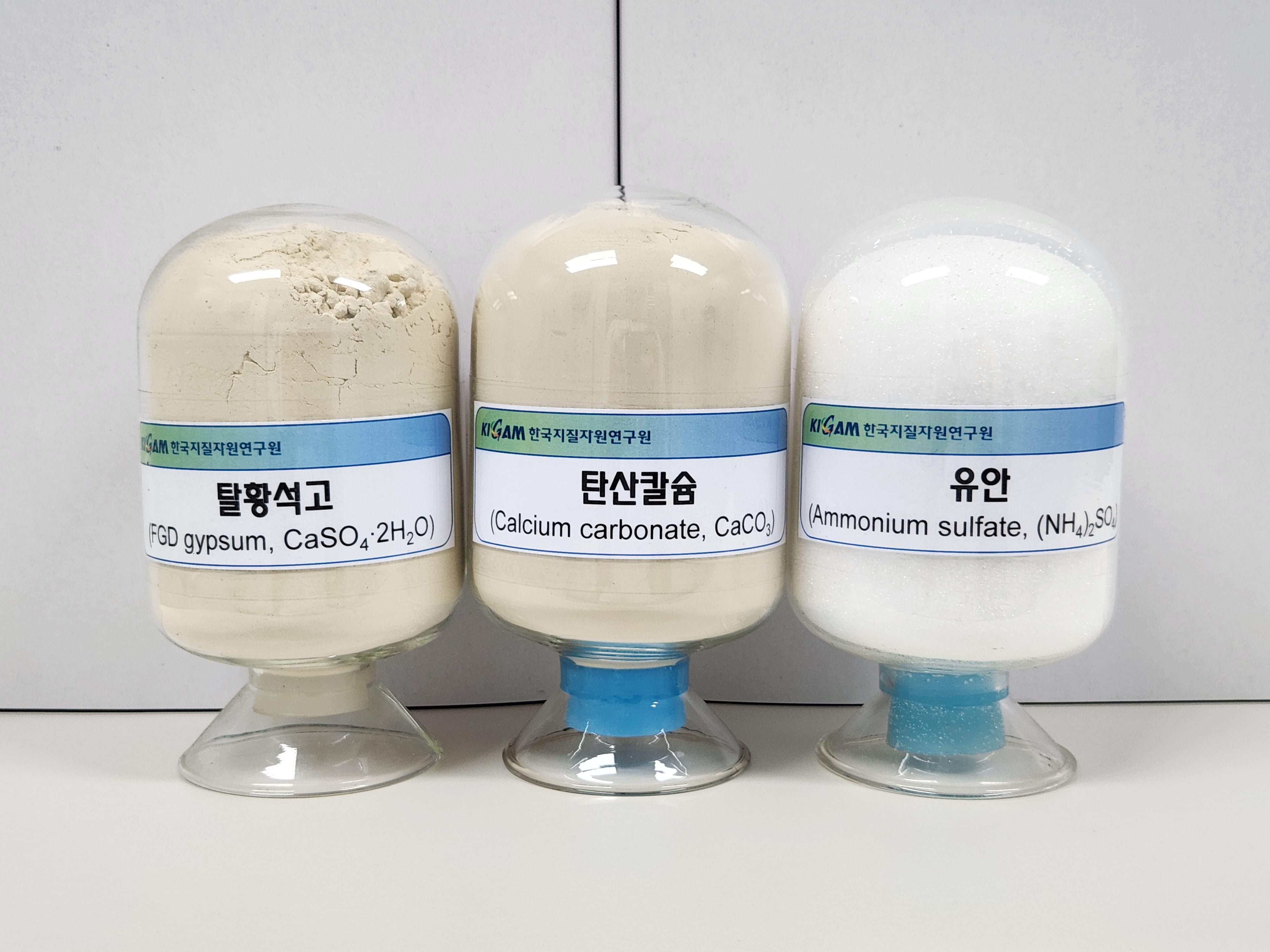 탈황석고
(FGD gypsum, CaSO₄·2H₂O)

탄산칼슘
(Calcium carbonate, CaCO₃)

유안
(Ammonium sulfate, (NH₄)₂SO₄)