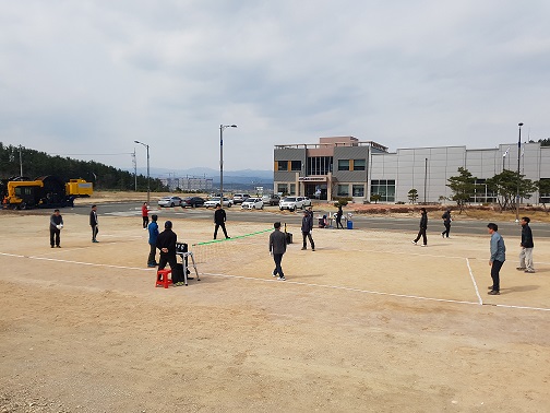 포항지질자원실증연구센터 개소 1주년 기념 직원 친선족구대회 사진  사진1