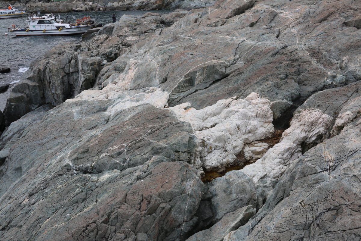 Jurassic pegmatite dikes intruding into pebbly sandstones of the Meosozoic Daedong Supergroup