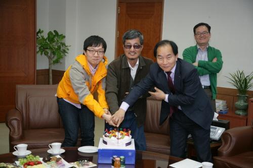 김규한 원장, 4월 생일 맞은 직원들과 대화 삼매경